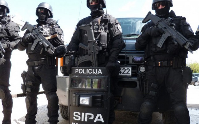 Akcija SIPA-e u Hercegovini: Uhićen trojac, pronađena droga, oružje, streljivo i veća količina novca 